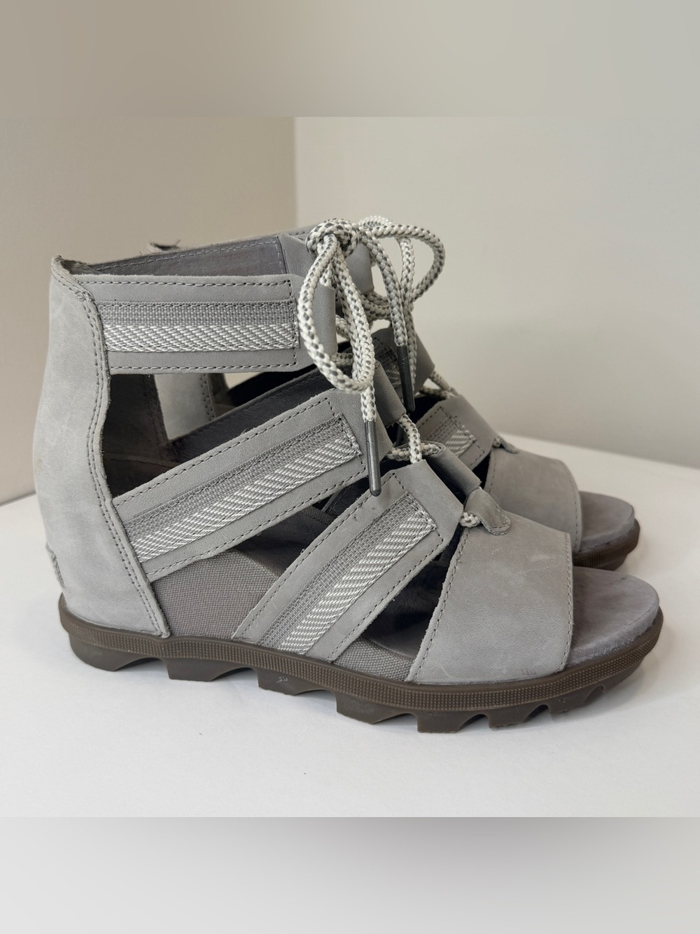 SOREL Joanie II Lace Wedge Sandals Dove Gray Womens 8.5 Leather Comfort Lug Sole